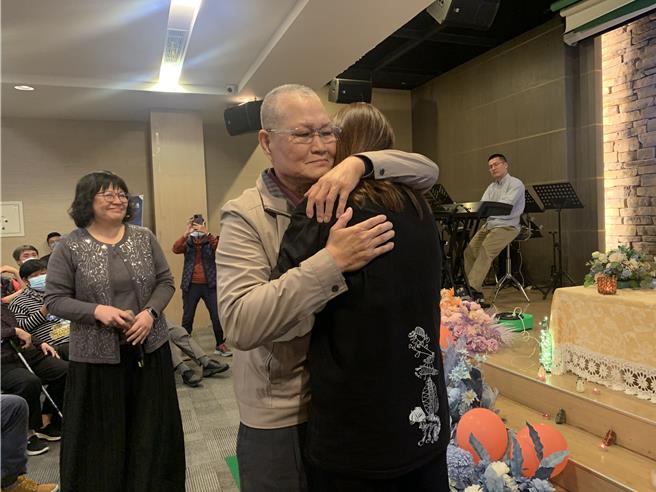 66岁的阿清哥（中）去年底癌症病情恶化后在家居家安寧，日前透过「生前欢送会」与亲友道别。（门诺医院提供／罗亦晽花莲传真）