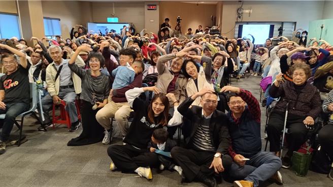 66岁的阿清哥（二排右三）去年底癌症病情恶化后在家居家安寧，日前透过「生前欢送会」与亲友道别。（门诺医院提供／罗亦晽花莲传真）