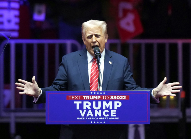 即将就职美国总统的川普于19日举办胜利大会，高喊将终结「美国4年衰败」。（美联社）