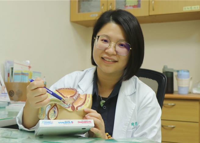 嘉義市天主教聖馬爾定醫院泌尿外科醫師陳慧雅說明攝護腺肥大的保健及治療。（聖馬醫院提供／廖素慧嘉市傳真）