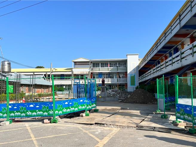 外埔安定國小的校門因年久失修。（李京昇攝）