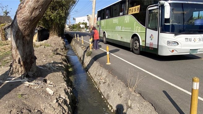 后里區公安路沿線溝渠因年久失修。（李京昇攝）