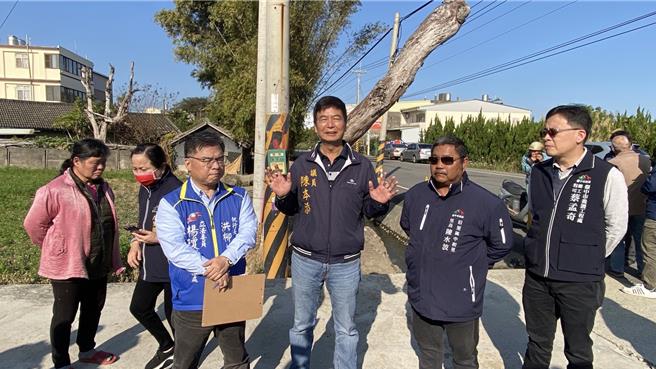 市議員陳本添、楊瓊瓔國會辦公室執行長洪柳益等人到場會勘。（李京昇攝）