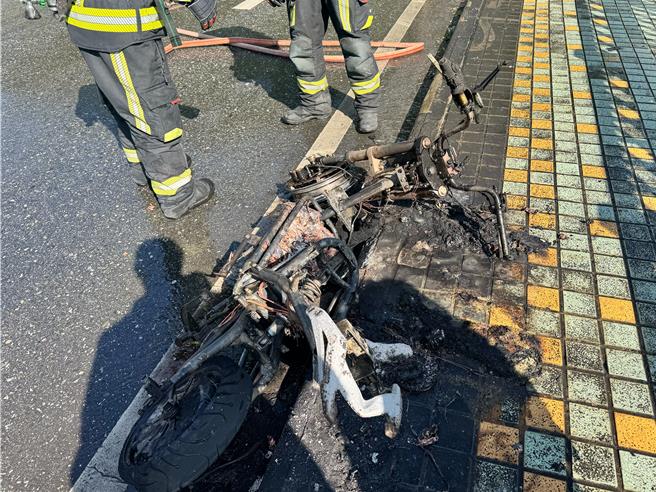 太鲁阁桥发生微型电动机车起火燃烧，已成烧黑废铁骨架。（民眾提供／王志伟花莲传真）