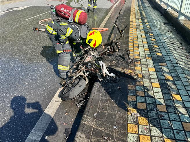太鲁阁桥发生微型电动机车起火燃烧，已成烧黑废铁骨架。（民眾提供／王志伟花莲传真）