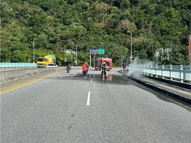 太鲁阁桥发生微型电动机车起火燃烧，已成烧黑废铁骨架。（民眾提供／王志伟花莲传真）