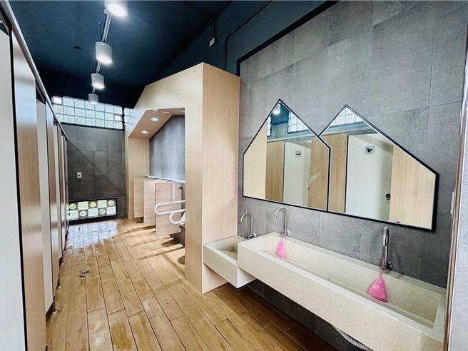 桃園市桃園國小新設立以「性別友善」為核心的廁所，內部母嬰設備及身障設施齊全，尊重各個使用者。（桃園市教育局提供）