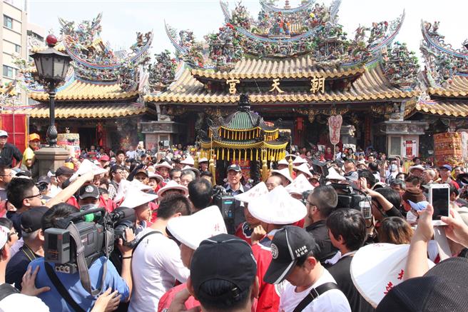 云林县警察局20日针对春节连假，规画一系列交通疏导及管制措施，为纾缓北港朝天宫春节期间人潮，首次推出免费「北港环镇接驳公车」。（本报资料照片）