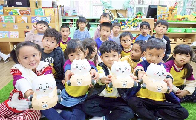 Q版「吉伊卡哇」小提灯造型可爱、疗癒人心，让小朋友看到相当兴奋。（教育局提供／纪爰高雄传真）