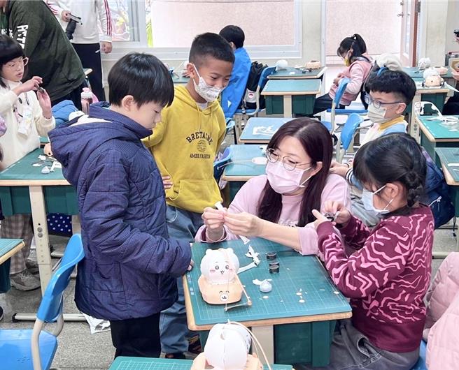 河堤国小学生在今天结业式，老师们带着学生组合小提灯，同学说小提灯真的很可爱。（教育局提供／纪爰高雄传真）