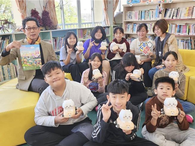 路竹区下坑国小学生结业式拿到小提灯，也邀请大家参加高雄冬日游乐园写生比赛。（教育局提供／纪爰高雄传真）