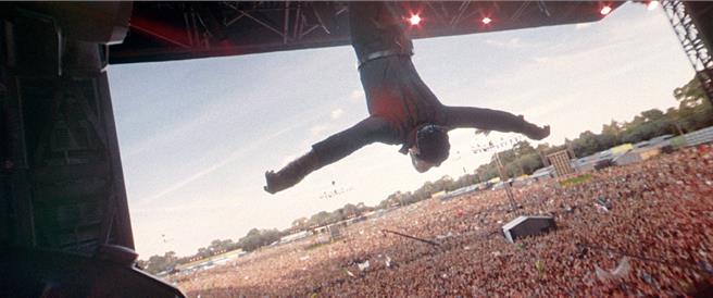 《更好的人》还原多场罗比威廉斯经典现场演出。（台北双喜提供）