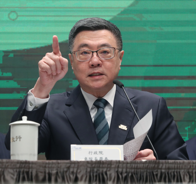 立法院审查中央政府总预算案，20日展开表决大战。行政院长卓荣泰率一级部会首长召开记者会，痛批立法院国民党团、民眾党团所提预算删减及冻结案所带来的预算风暴，将数发部、NCC预算删至1元，是毁灭中华民国、毁灭国家的第一步，恶劣行为前所未见。（陈君玮摄）