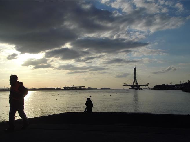 夕阳下的淡江大桥工程。（张铠乙摄）