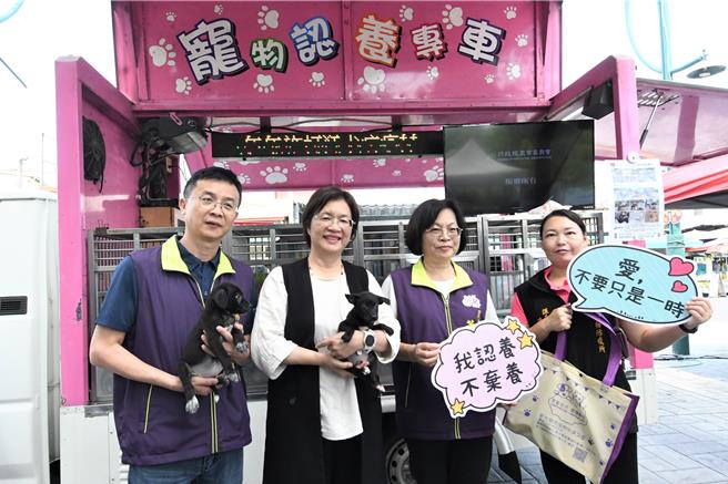为鼓励民眾认养流浪动物，彰化县府除推动「认养送嫁妆」，20日加码，今年起提供被认养犬只终身每年免费1次多价混合疫苗注射、狂犬病疫苗注射及基础血液检查服务。（彰化县府提供／潘虹恩彰化传真）