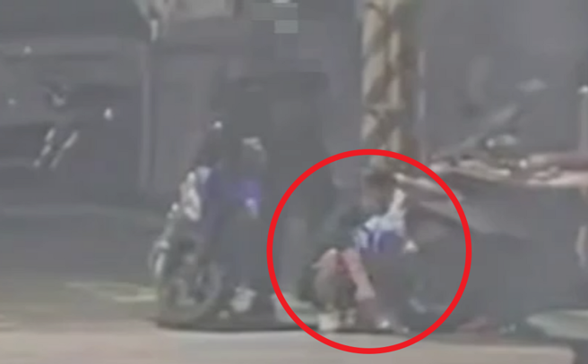 酒后失控！29岁男持刀砍杀路人（红圈处）遭判刑5月。（翻摄画面）