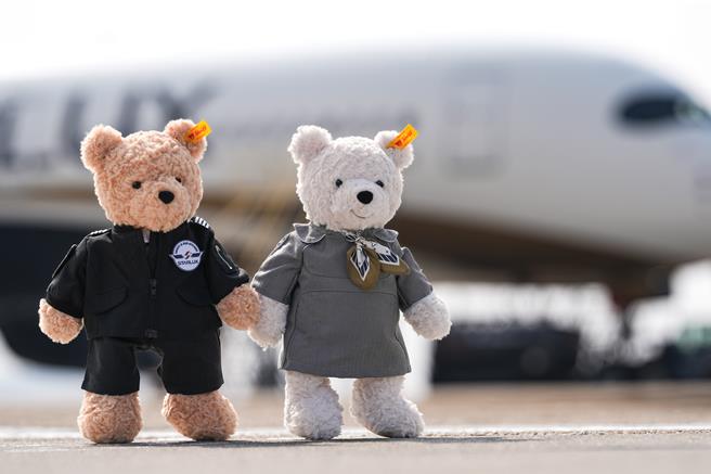 星宇航空2025年推出全新周边商品「机师熊」和「空服熊」，与超过百年歷史的德国知名泰迪熊品牌Steiff合作，为2款经典小熊换上迷你版星宇航空机师和空服员制服。（星宇航空提供／陈佑诚台北传真）