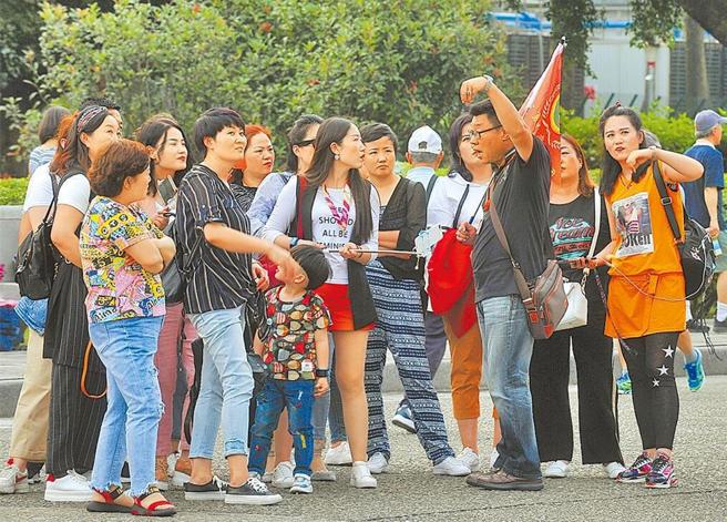 图为陆客团到国父纪念馆参观。图／本报资料照