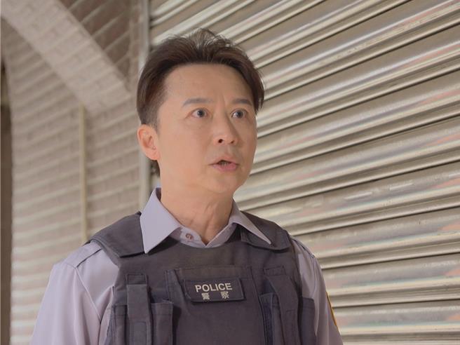 何豪傑一開拍就拉傷腿，和藍葦華成為難兄難弟。（民視提供）