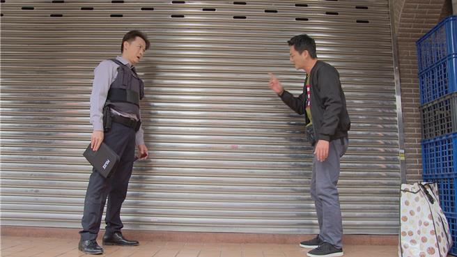 何豪傑（左）和藍葦華上演追逐戲。（民視提供）