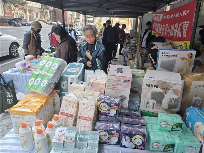 北台南家扶中心扶助1450名儿少就学，为了筹募春季助学金，20、21日连2天在七大邮局举办义卖活动。（北台南家扶中心提供／张毓翎台南传真）