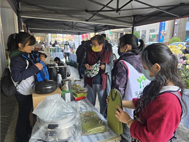 今天一早涌入不少人来逛摊位，用新台币购买支持。（北台南家扶中心提供／张毓翎台南传真）