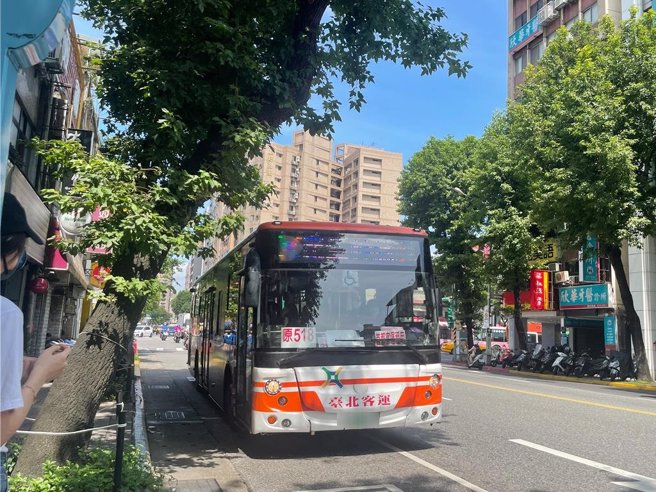 台北市公運處每2年檢討1次運價，北市聯營公車運價今起每段次調整為25.3111元，票價則維持不變。（劉彥宜攝）