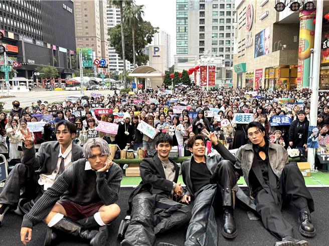 FEniX日前在台中举办签唱会。（华纳音乐提供）