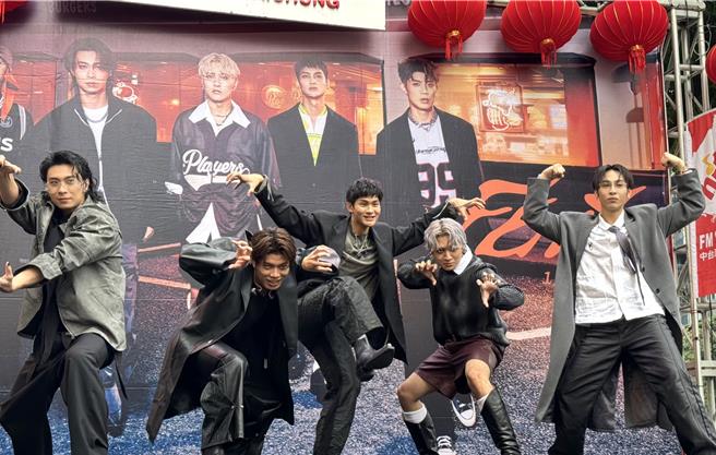 FEniX日前在台中举办签唱会。（华纳音乐提供）