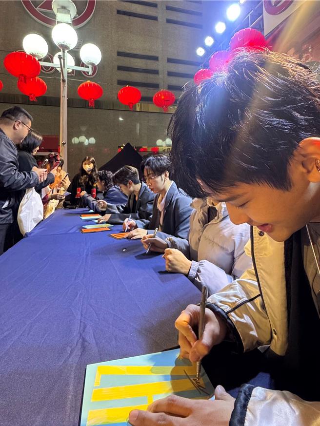 FEniX日前在台中举办签唱会。（华纳音乐提供）