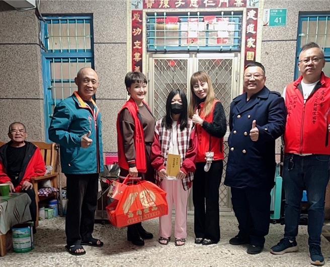 叶小妹特殊的身世令人鼻酸，长安所长黄俊荣（右二）与公亲里长王金树（站立左一）一起找地方慈善资源帮助。（读者提供／程炳璋台南传真）