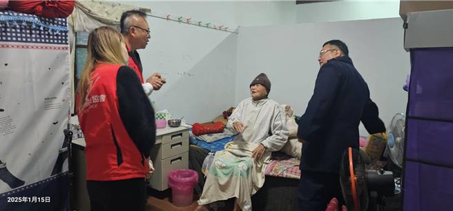 叶小妹孤儿身分只能投靠中风卧床的98岁阿公（中），长安所长黄俊荣（右）找慈善团体帮助。（读者提供／程炳璋台南传真）