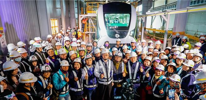 捷运绿线首列车抵台开箱。(桃园市政府捷运工程局提供)