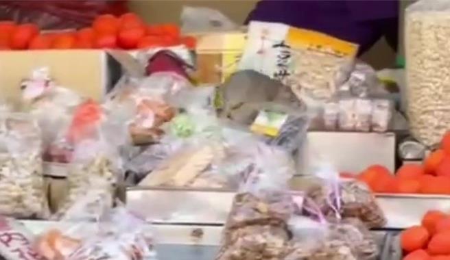 嘉义市公明路一家炒花生摊商，有老鼠在摆满水果、花生及零嘴的摊上跳来跳去。（截图自社会事新闻影音社群）