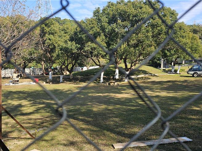 市府為設置遊戲場以圍籬圈住草坪。（李京昇攝）