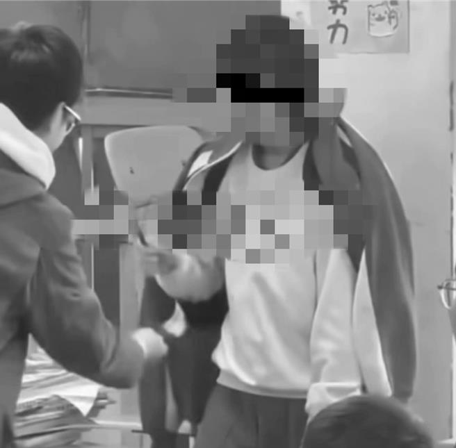 桃园某高中学生教室亮刀挥舞，移不满同学太吵失控所致。（取自黑色豪门企业／吕筱蝉桃园传真）