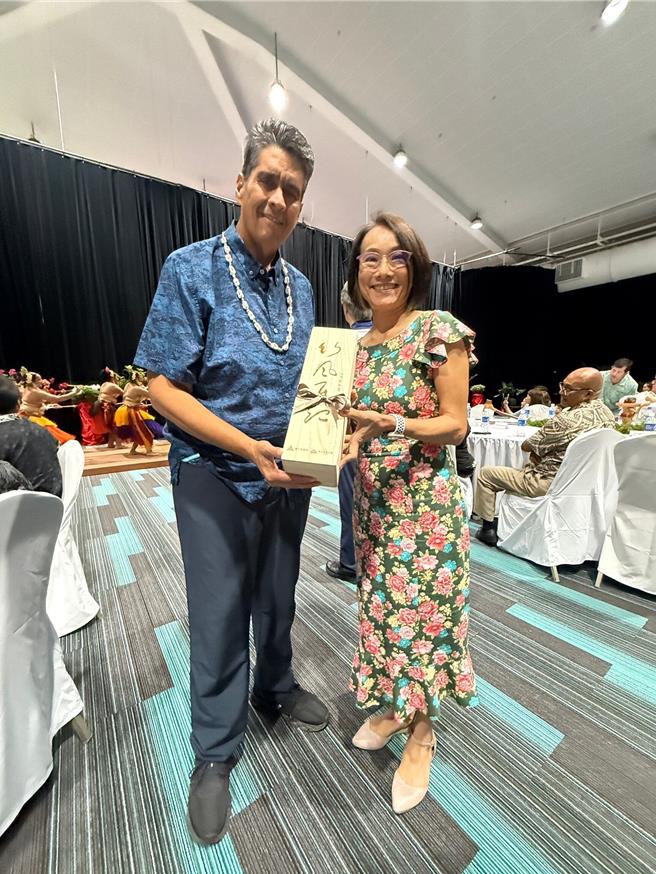 駐帛琉大使黎情儀（右）代為致贈「竹風再起─竹節杯組」給帛琉總統惠恕仁。（新竹市政府提供／陳育賢新竹傳真）