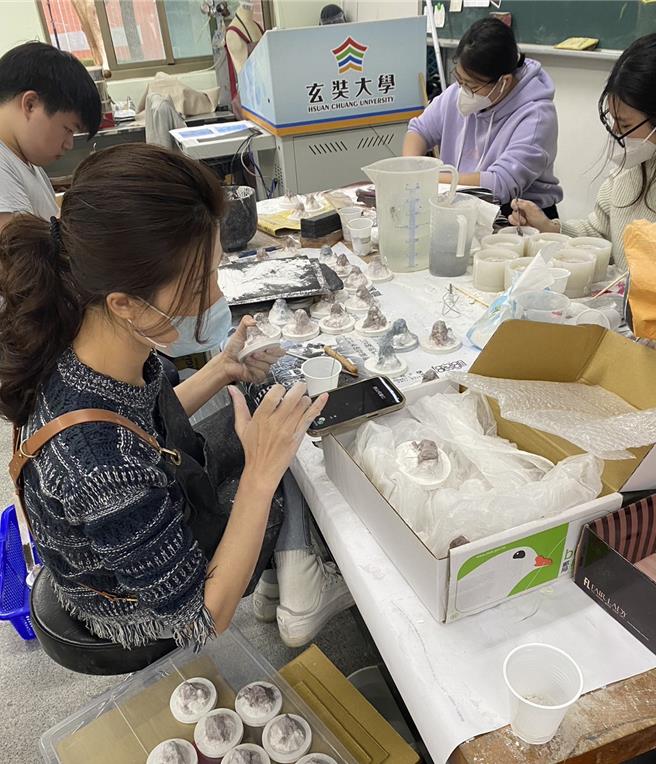 玄奘大學師生共同製作大霸尖山擴香石。（玄奘大學提供／陳育賢新竹傳真）