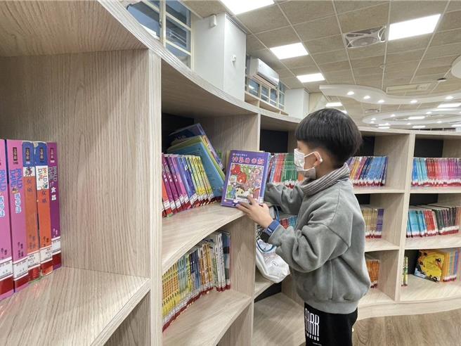 新竹市建功國小「洄游六燃─社區共讀站」近日完工啟用。（新竹市政府提供／陳育賢新竹傳真）