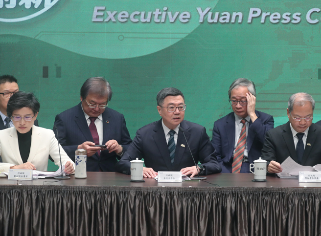 图为行政院长卓荣泰（中）率副院长郑丽君（左）、秘书长龚明鑫（右）、卫福部长邱泰源（左二）、文化部长李远（右二）等一级部会首长20日召开记者会，痛批立法院国民党团、民眾党团所提预算删减及冻结案所带来的预算风暴。（资料照/陈君玮摄）