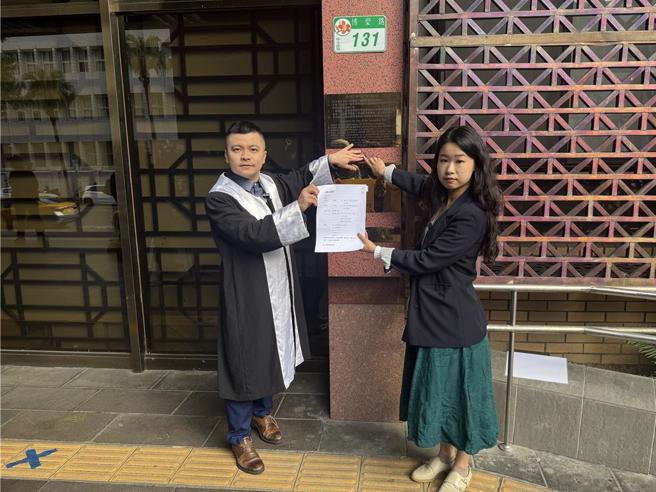 民進黨立委吳思瑤與柯建銘今委請律師赴台北地檢署提告「金門坦克陳玉珍」涉加重誹謗及散佈他人不實之性影片罪，同時也向高檢署提告，針對背後是否有境外勢力操作，應依據「國安法」逕行調查。（賴佩璇攝）