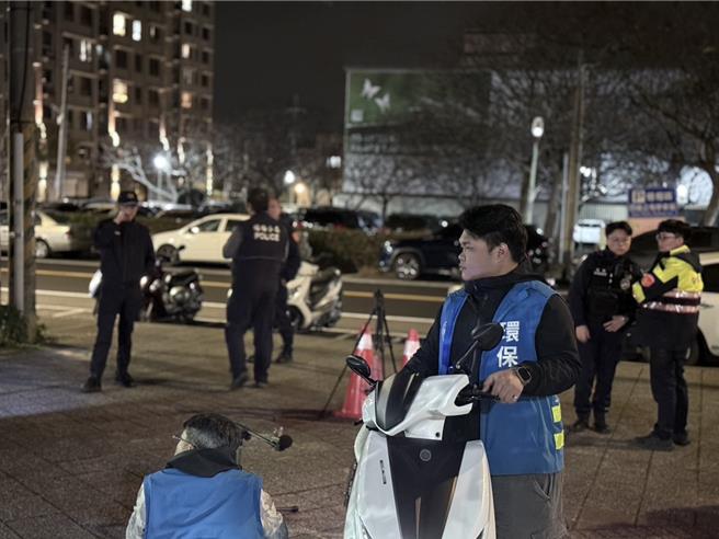 桃园市环保局于16至18日晚间与警察局、监理站组成联合稽查小组，共出动60人设置稽查点，经检测发现有21辆车辆噪音超标。（桃园市环保局提供）