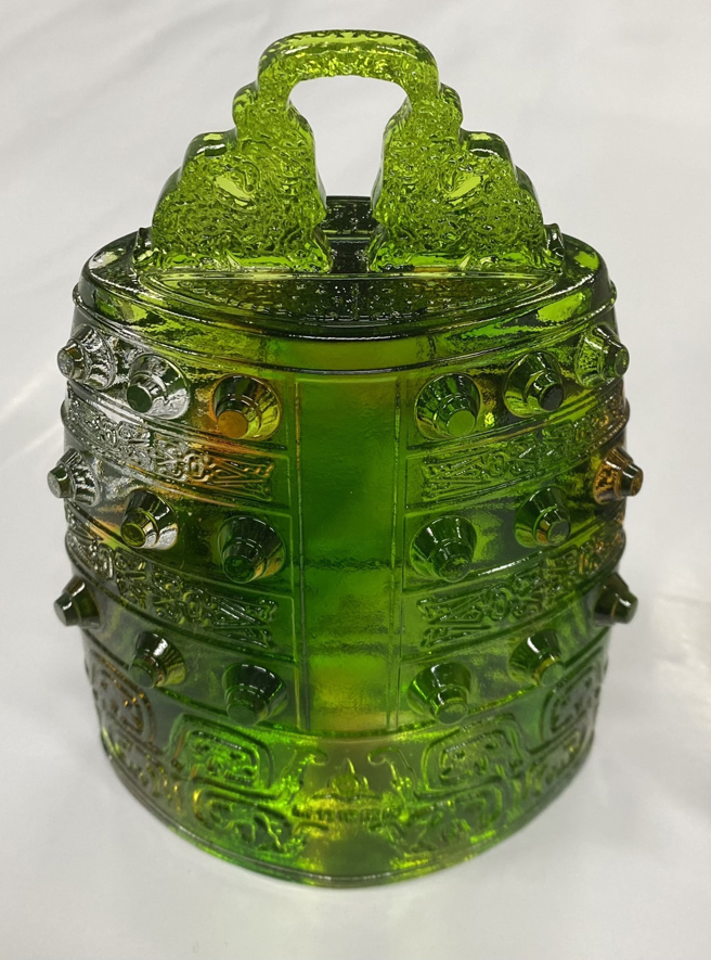 玄奘大學藝術與創意設計學系所設計製作的「琉璃編鐘」。(照片/玄奘大學提供)