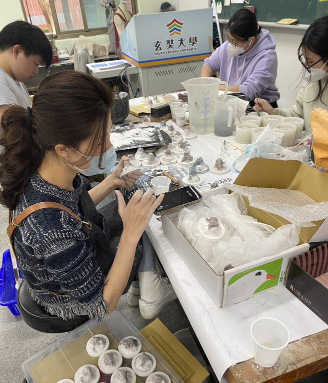 由陳欣琪老師帶領學生製作大霸尖山擴香石。(照片/玄奘大學提供)