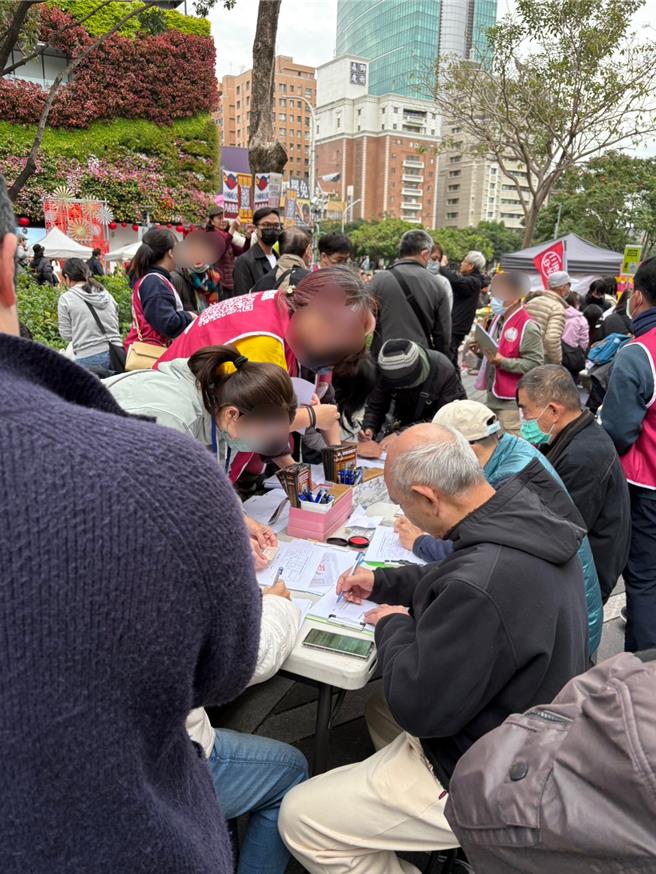 罢免团体18日在勤美诚品摆摊，吸引许多民眾参与连署。（罢免团体提供）