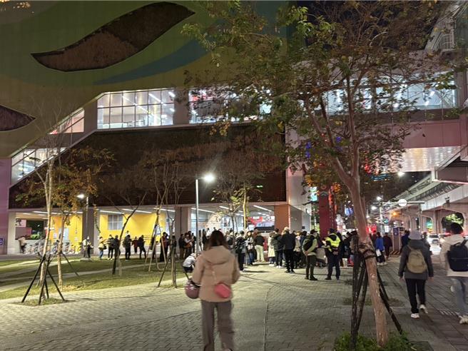 罢免团体17日在南屯水安宫摆摊，晚间6点还没到，现场已有民眾排队连署。（罢免团体提供）