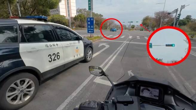 轿车抢快左转，后方警车随即跟上，送上年前大红包。（翻摄爆料公社）