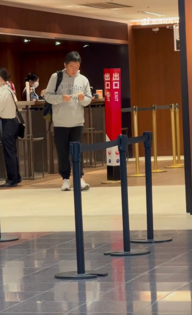 梁朝伟一人出现在东京羽田机场，打扮很年轻。（微博）