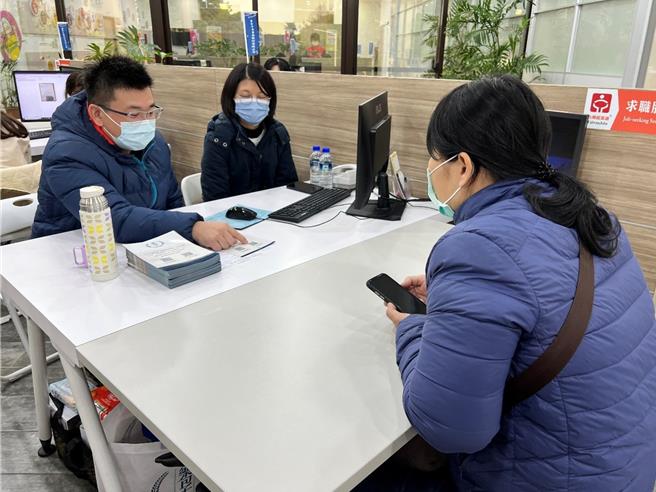 云林县虎尾就业中心于年前年后规画一系列徵才列车活动，指标企业硅品将释出155个职缺。硅品20日表示虎尾厂预计今年中装机，须要工程师、技术助理等人才。（虎尾就业中心提供／张朝欣云林传真）