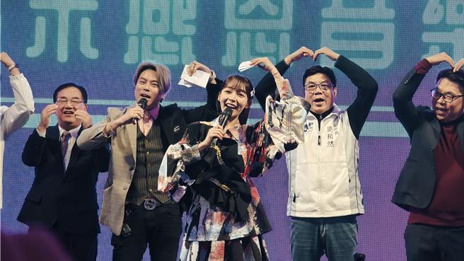 中華民國兒童課後照顧輔導協會19日晚在新莊辦尾牙宴，啦啦隊女神林襄擔任主持人，副市長劉和然等人出席同樂。（中華民國兒童課後照顧輔導協會提供）